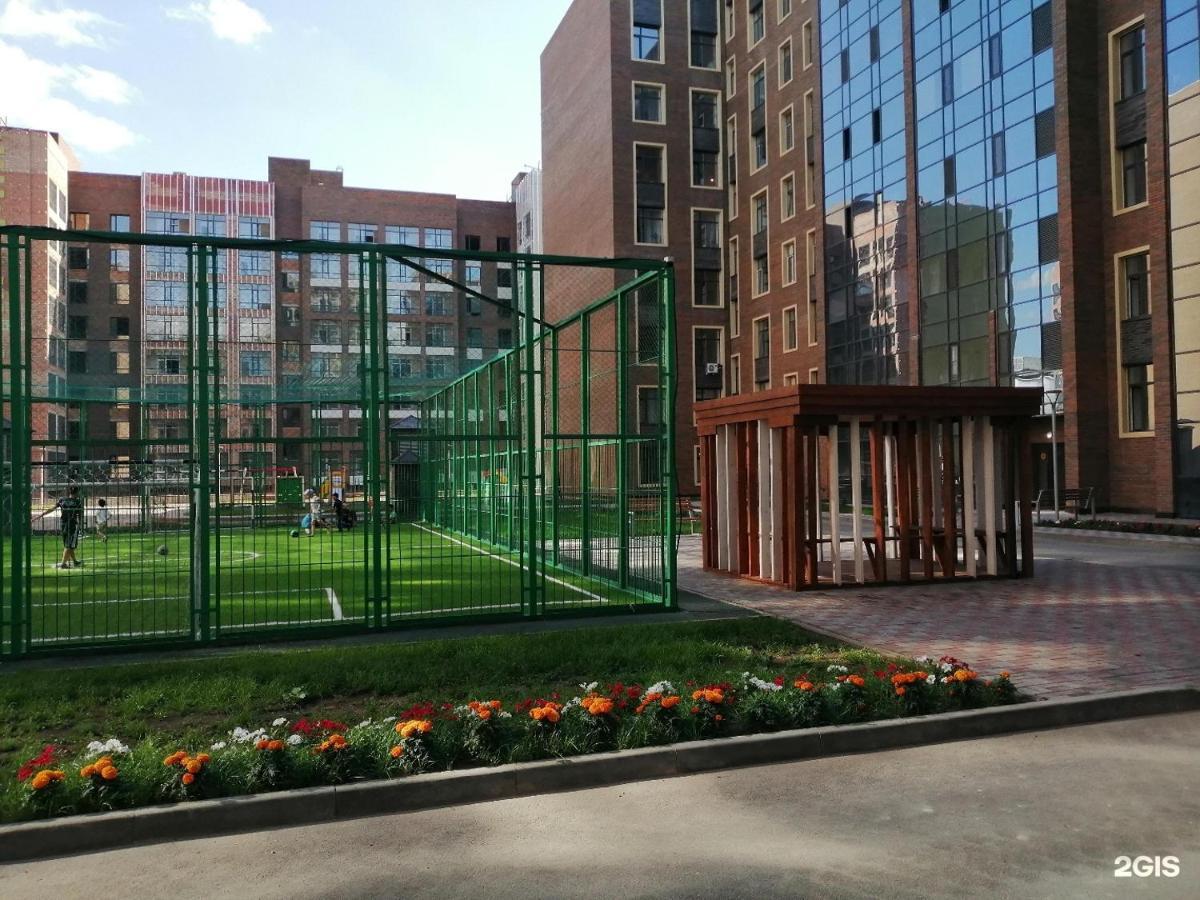 в центре левого берега Astana